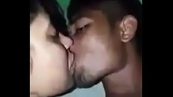 Gadis Desi Panas Berciuman Penuh Gairah