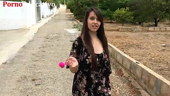 Ursula Memasukkan Bola-bola Panas Ke Dalam Vaginanya Di Tengah Rutinitas Harian Yang Membosankan