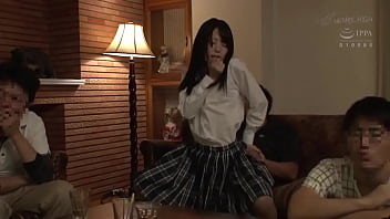 Nona Jepang Bergoyang Di Sofa Sambil Asyik Main Game