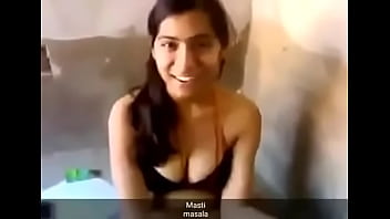 Gadis Desi Seksi Membuka Pakaian Dengan Penuh Gairah