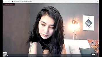 Gadis Jepang Mungil Menari Seksi Hanya Untukku Secara Langsung