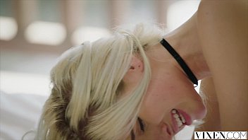 Gadis Pirang Seksi Digituin Sama Kakak Tiri