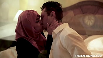 Gadis Muslim Tiru Berpayudara Besar Ella Knox Balas Dendam Ke Ibu Tirinya Yang Galak Dengan Menggoda Ayah Tirinya