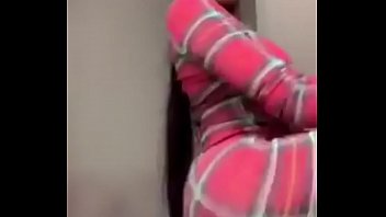 Gadis Asia Menggoyangkan Bokong Montoknya Yang Menggoda Di Instagram Live Sambil Menyanyikan Lagu Barunya, Gerakan Mulutnya Yang Sensual Bikin Panas