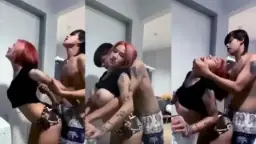 Berdiri Tiang, Berdiri Rindu, Mesra Di Dinding