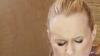 Ibu Tiri Genit Menggoda Anak Tirinya Untuk Bercinta Saat Ayah Tirinya Tertidur Di Ranjang