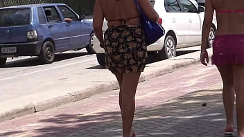 Gostosa De Biquíni Indo Molhar A Bunda Na Praia, Que Raba Deliciosa!
