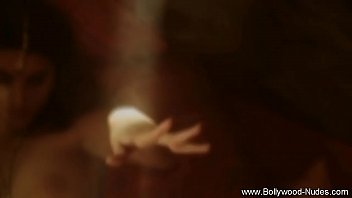 Pacar India Perkenalkan Kenikmatan Telanjang Bulat