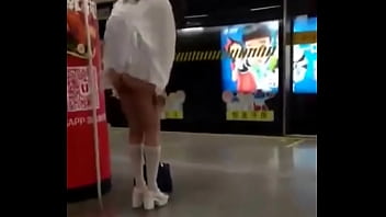 Gadis Asia Di China Cabut Pembalut Di Tempat Umum, Tampil Seksi Dan Menggoda