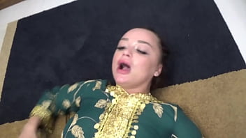 عاهرة سعودية مومس تنيك مع زب أسود في فيلم بورن عربي