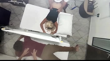 Pijat Pasangan Berujung Mesum, Istri Cantik Dihajar Masajis Di Depan Suami Yang Cuma Nonton