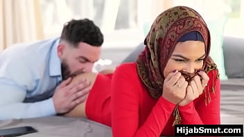 Kakak Tiri Mengajari Adik Tiri Perawan Muslim Cara Bercinta