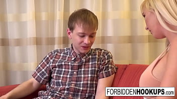 Gadis Berpayudara Besar Melahap Kontol Gede Abang Tirinya