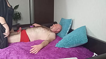 Ibu Tiriku Jalang Seksi! Aku Ingin Memasukkan Kontolku Yang Besar Ke Mulutnya Dan Mengentot Pantatnya Sementara Ayah Tiriku Juga Ngentotnya!