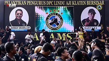 Tarian Erotis Indonesia – Dua Penyanyi Cantik Goyang Liar Di Atas Panggung Dikelilingi Banyak Laki-laki