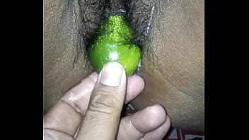 Istri Desi Melahap Mentimun Dengan Penuh Nafsu