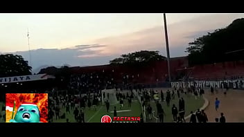 Gaya Ngebor Brutal Para Suporter Indonesia