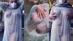 Tante Jilboobs Berpakaian Tipis Dan Menggoda Di Tempat Terbuka