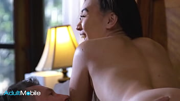 Gadis Mungil Naksir Berat Ayah Temannya Dan Akhirnya Dapat Kesempatan Untuk Ngentot Dengannya