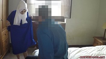 Gadis Arab Cantik Menggoyangnya Dengan Mulut Manis Demi Uang Tunai