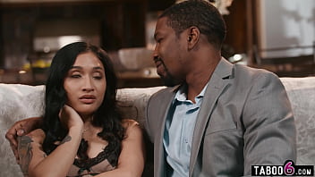 Gadis Asia Mungil Avery Black Tinggal Serumah Dan Melayani Bos Bbc Berkulit Hitam Yang Besar