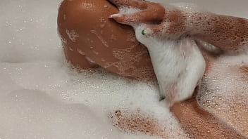 Mantap, Adik Tiriku Yang Seksi Dan Kecokelatan Habis Liburan Dari Turki, Menggoda Di Kamar Mandi.