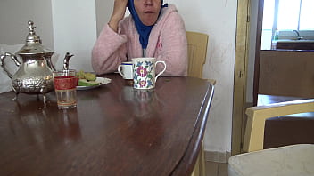 Ibu Tiri Arab Tua Mendapat Semprotan Sperma Dari Anak Tirinya Yang Lagi Sange Masturbasi