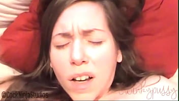 Adik Tiri Miskin Dihardiki Kakak Tirinya Di Kamar Mandi – Kontol Ninja Menggoda Memeknya