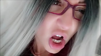 Anak Tiriku, Jangan Terus-terusan Melototi Tubuhku Saat Aku Berbaring Di Ranjang