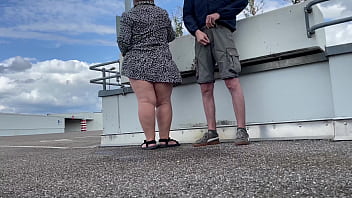 Nyonya Nakal Merentangkan Kakinya Lebar-lebar Dan Membungkuk Untuk Kencing Di Area Parkir