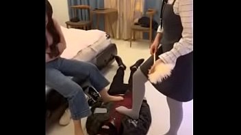 Gadis-gadis Tiongkok Yang Menggoda Mempermalukan Budak Fetish Dengan Cara Yang Sangat Sensual