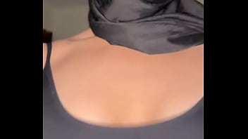 Gadis Arab Berhijab Meremas Dan Mengelus Payudaranya Sendiri Dengan Penuh Nafsu, Memuja Tubuhnya Dalam Adegan Solo Yang Sangat Sensual