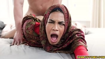 Kakak Tiriku Mengajari Maya Farrell Tentang Dunia Seks Dan Mulai Menghisap Payudaranya Yang Menggairahkan