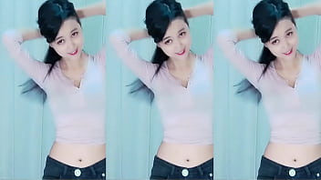 Cô Gái Trung Quốc Uốn éo Trên Mái Nhà Rực Lửa