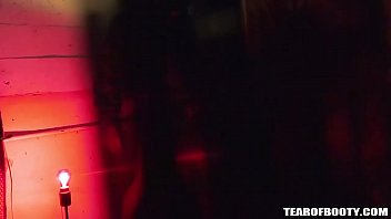 Tentara Amerika Mengunjungi Rumah Pelacuran Arab Yang Penuh Gairah