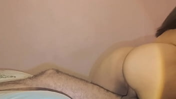 كلام العاهرة يثير وهي تُنك من طيزها، اسمع نساء الشعب