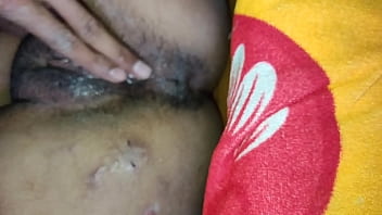 उसकी तंग चूत को मोटे लंड से रगड़-रगड़कर चोदा