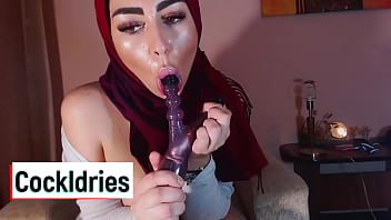 Gadis Berhijab Arab Mengisap Kontol
