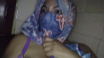 Ibu Milf Arab Berhijab Memuaskan Diri Sendiri Saat Suami Ada Di Ruang Lain, Memancurkan Cairan Panas Dari Kemaluannya