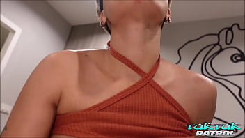 Petugas Patroli Tuktuk Thailand Dengan Payudara Besar Membuat Turis Asing Ejakulasi Keras