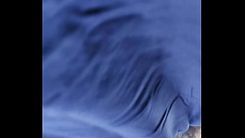 Gaun Tipis Itu Memperlihatkan Lekuk Payudara Desi Yang Menggoda