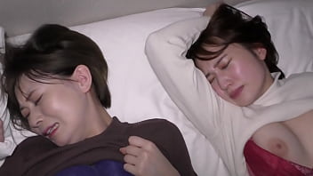 【奇跡の共演】乃木坂＆欅坂の卒業メンバーに激似！2人の美女がwディルドでm字開脚＆口内発射から生中出しまでハメまくり