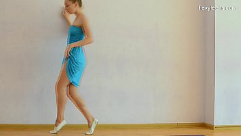 Mostik Si Pesenam Seksi Menggoyang Tubuhnya Dengan Gerakan Panas Yang Bikin Ngiler