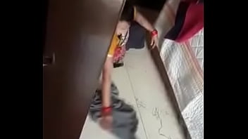 Pembantu Desi Membuka Pakaiannya Dengan Genit