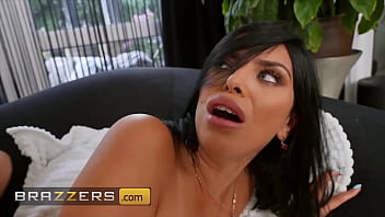 Kira Queen Yang Lapar Hanya Bisa Dipuaskan Oleh Kontol Besar, Dan Anak Tiri Nikki Nuttz Memilikinya – Brazzers