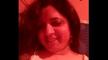 Gadis India Yang Menggoda Dengan Lekuk Tubuh Yang Memukau