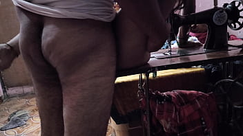 देसी भाभी को सिलाई करते हुए अंकल ने जमकर चोदा