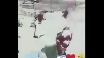 Wanita Terbang Dengan Teks Arab Yang Menggoda