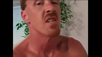 Blonde Dewasa Dengan Payudara C-cup Dan Stoking Merah Menunduk Untuk Seks Doggy-style