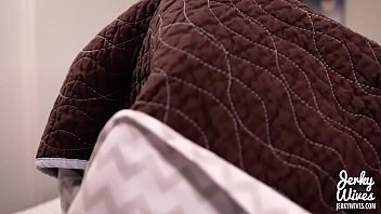 Ibu Tiri Yang Kesepian Menginginkan Batang Muda Yang Keras